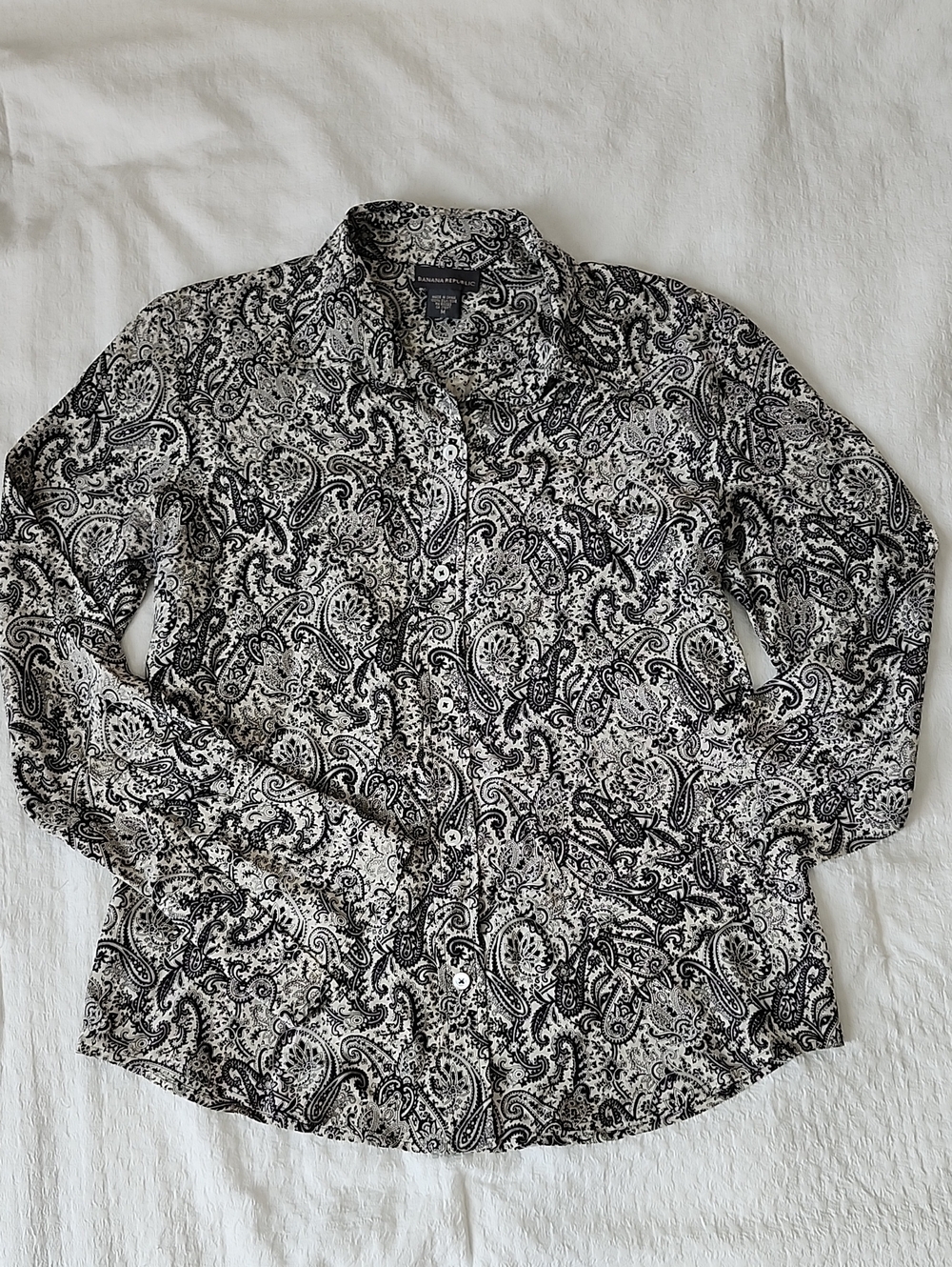 BANANA REPUBLIC Woman 100% Silk Black & White Paisley Button Down Blouse M